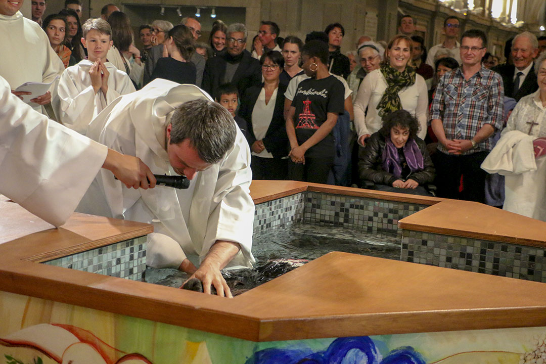 Baptême par immersion lors de la Vigile Pascale