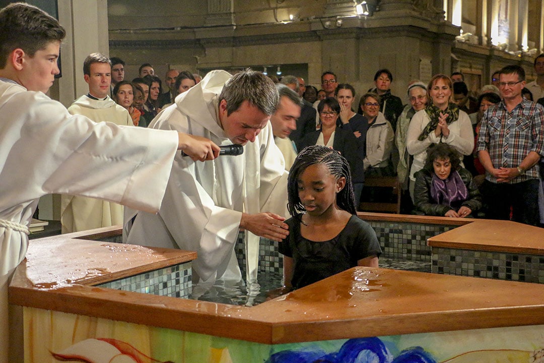 Baptême par immersion lors de la Vigile Pascale